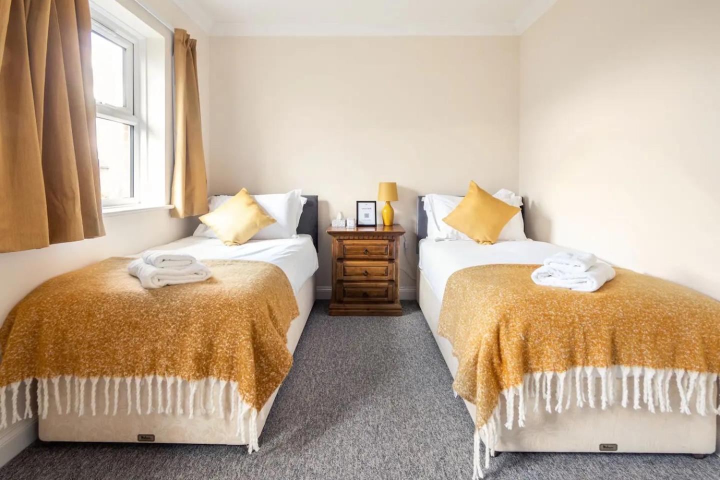 Spacious 4-bedroom Townhouse In The Center With Free Parking Holiday home *