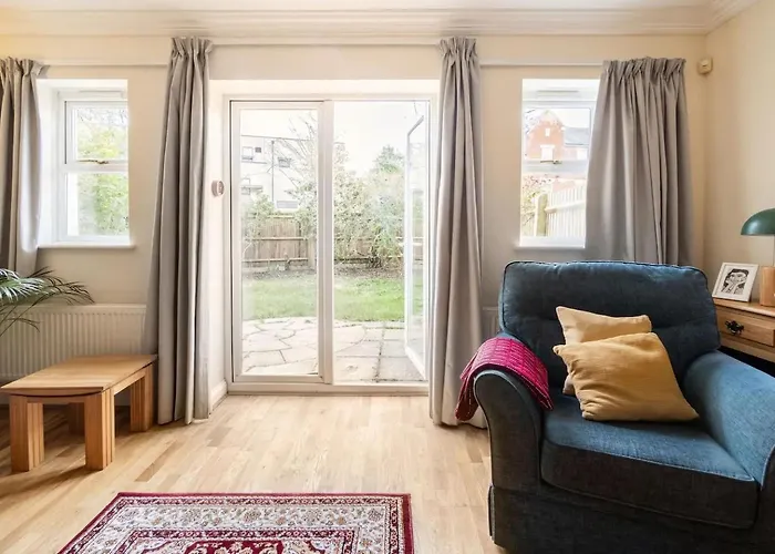 Spacious 4-Bedroom Townhouse In The City Center With Free Parking
