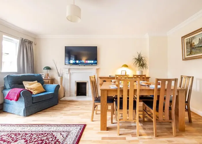 Spacious 4-Bedroom Townhouse In The City Center With Free Parking