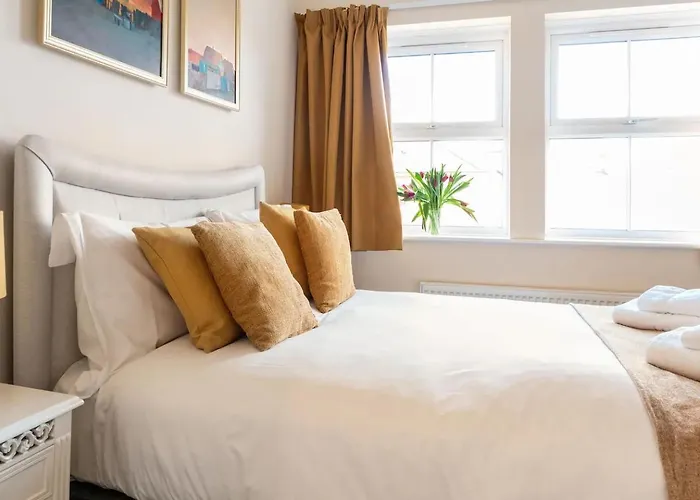 Spacious 4-Bedroom Townhouse In The City Center With Free Parking