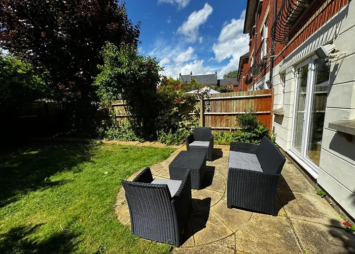 Spacious 4-Bedroom Townhouse In The City Center With Free Parking