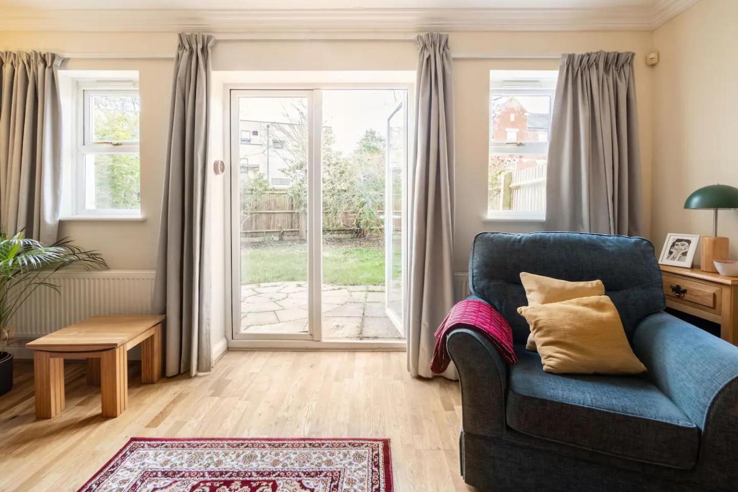 Spacious 4-bedroom Townhouse In The Center With Free Parking