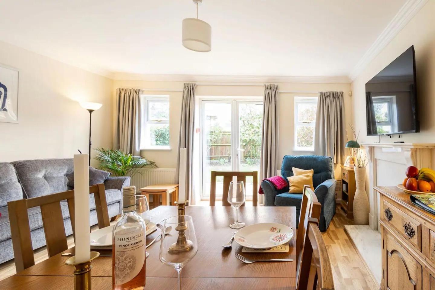 Spacious 4-bedroom Townhouse In The Center With Free Parking *