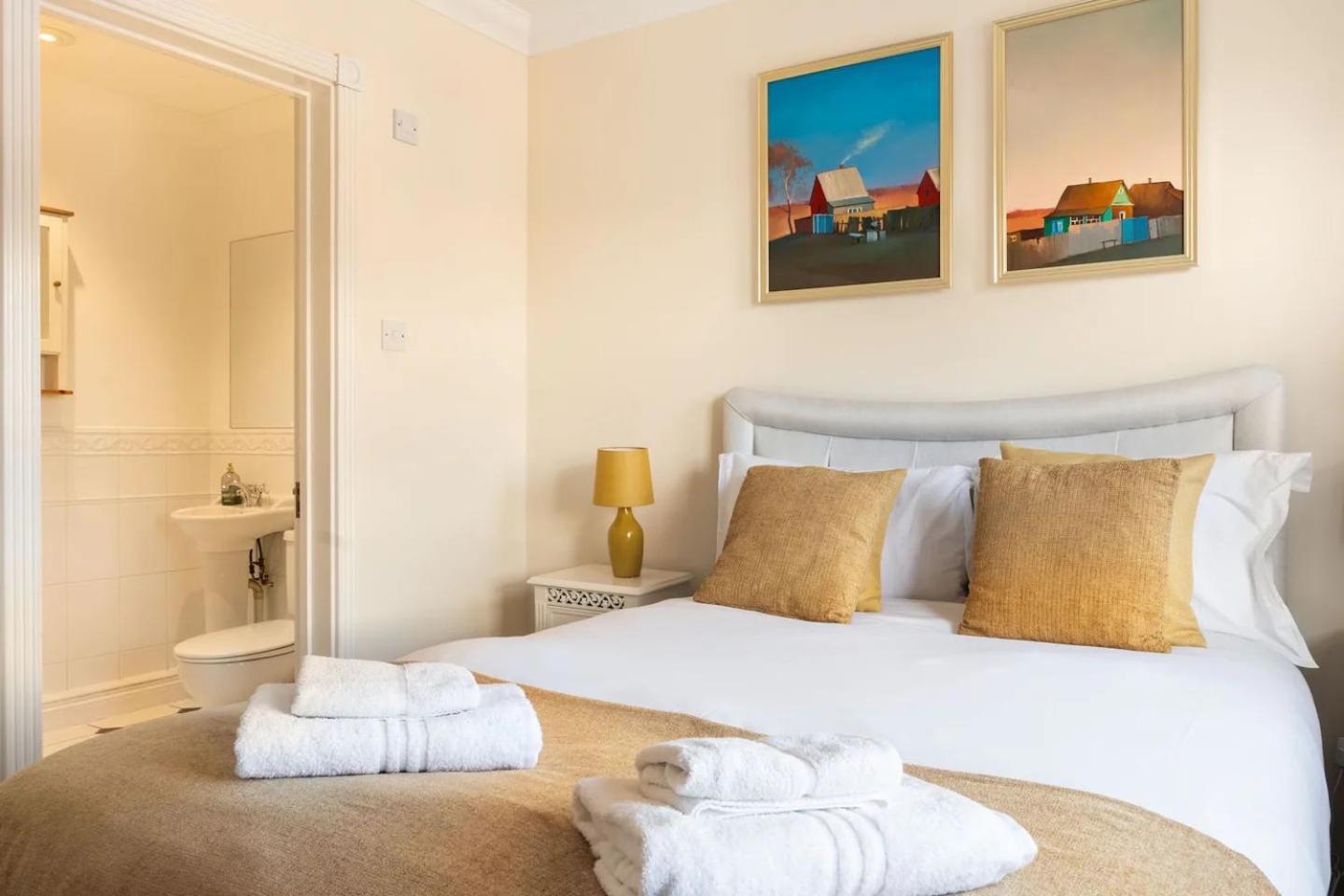 Vakantiehuis Spacious 4-bedroom Townhouse In The Center With Free Parking *