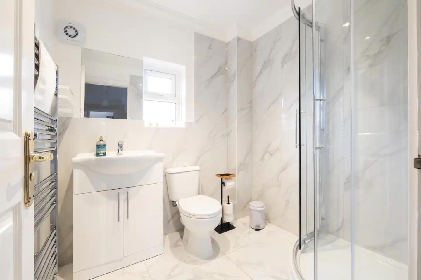 Spacious 4-bedroom Townhouse In The Center With Free Parking Vakantiehuis