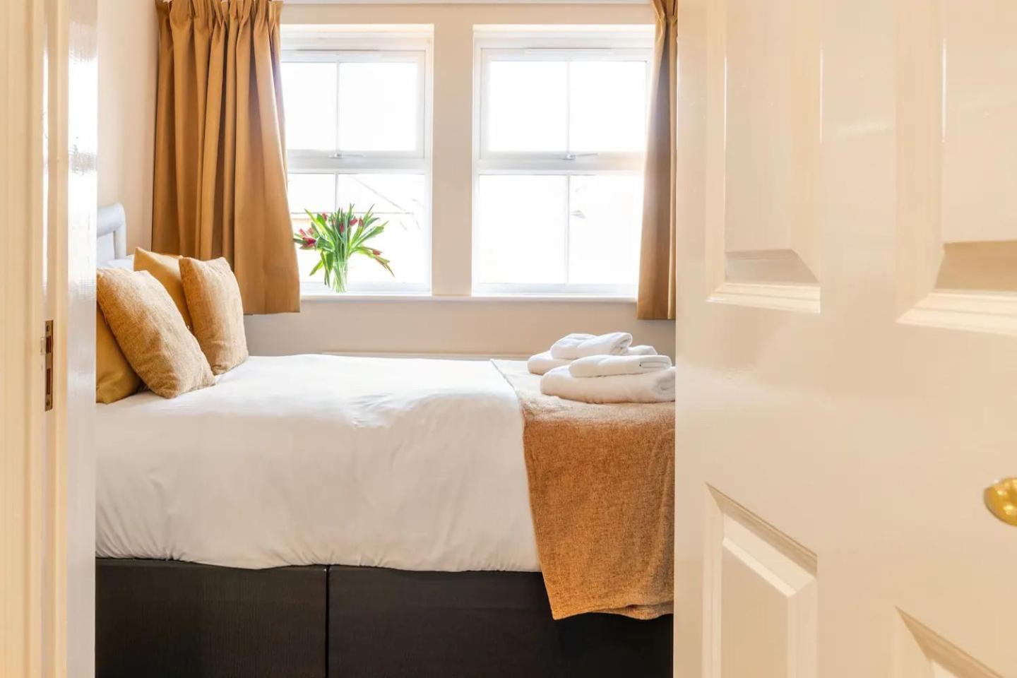 Spacious 4-bedroom Townhouse In The Center With Free Parking Vakantiehuis *