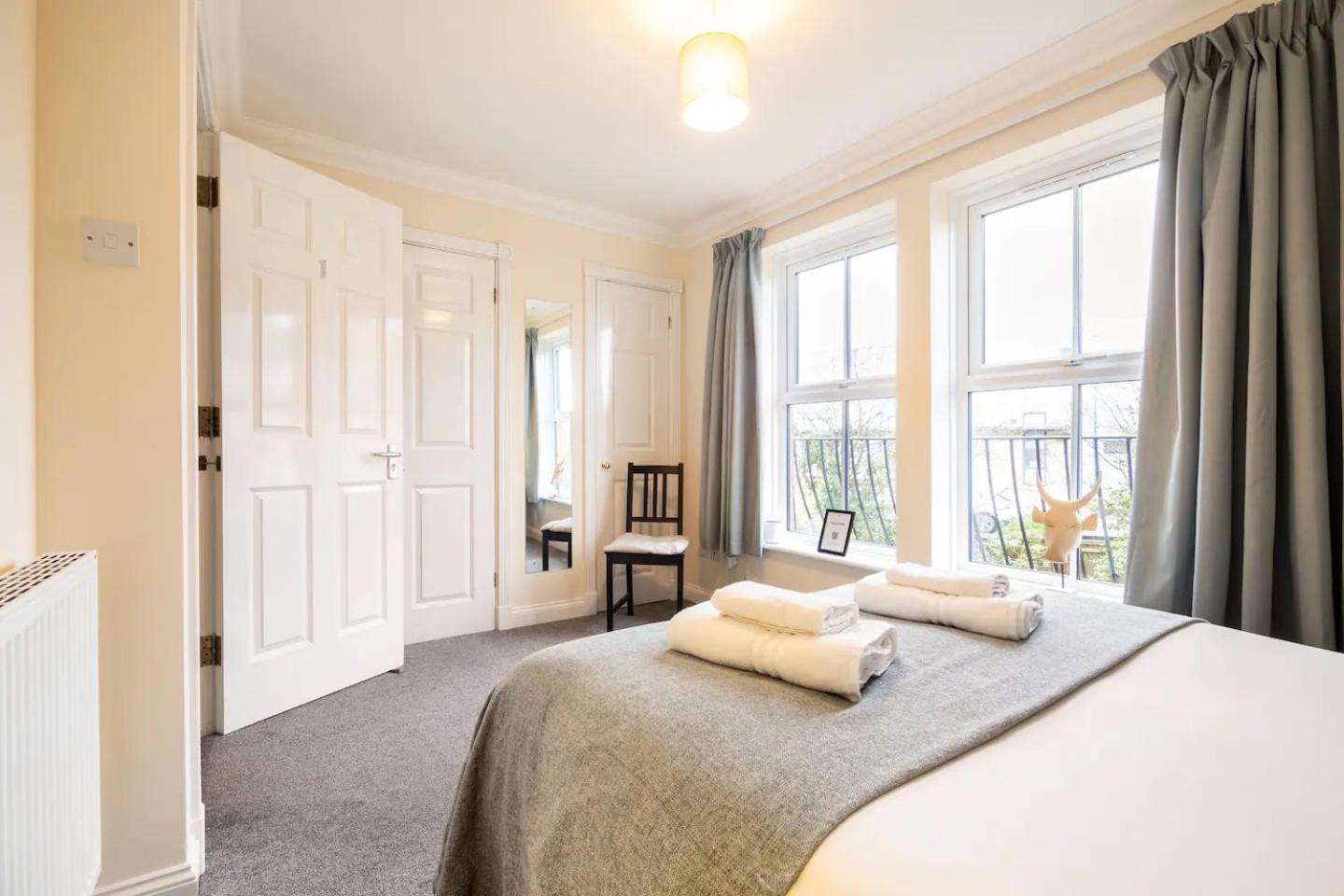 Spacious 4-bedroom Townhouse In The Center With Free Parking Vakantiehuis