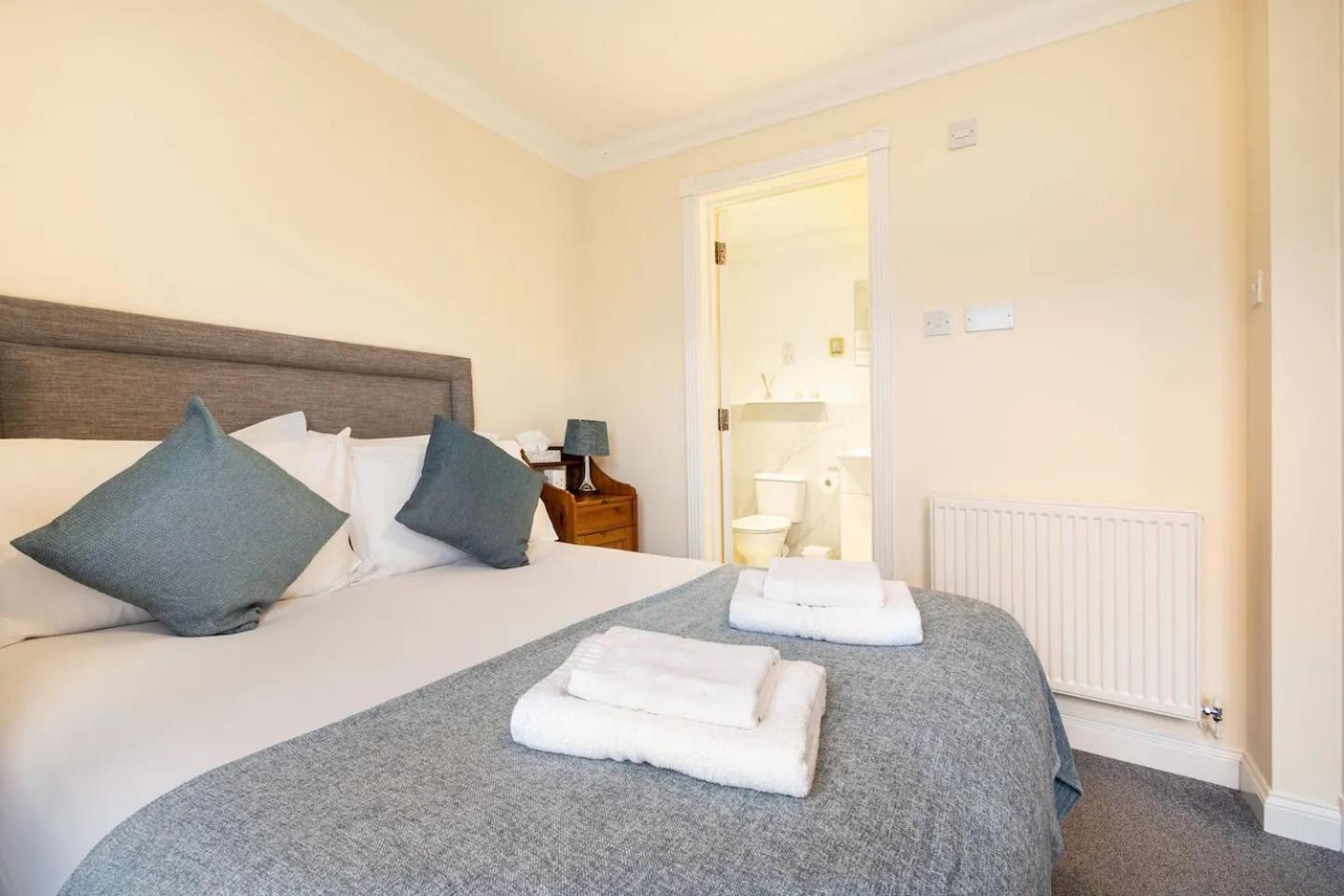 Spacious 4-bedroom Townhouse In The Center With Free Parking