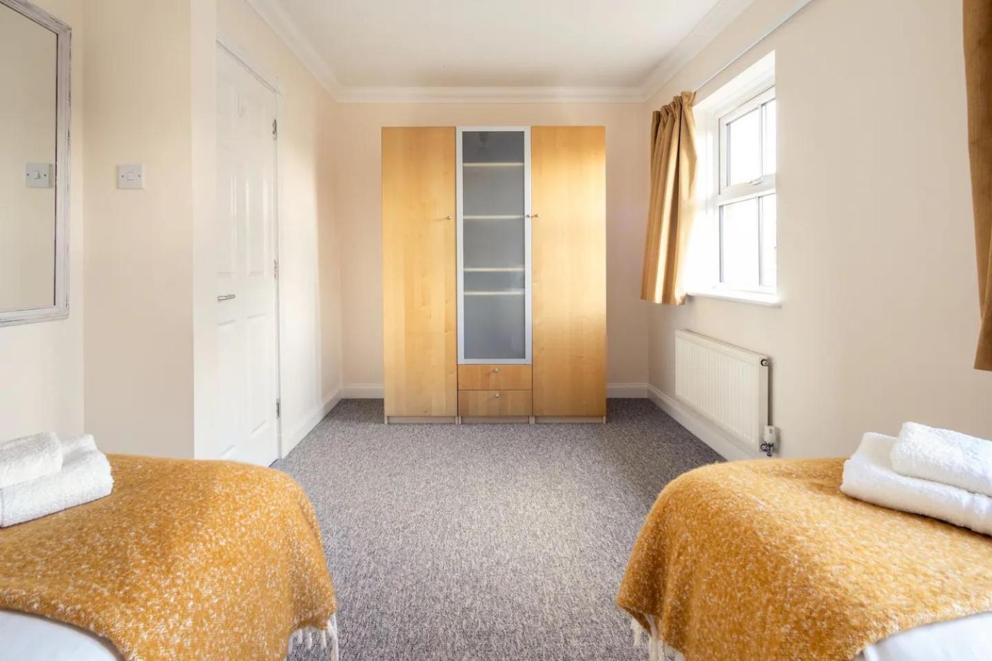 Spacious 4-bedroom Townhouse In The Center With Free Parking Vakantiehuis