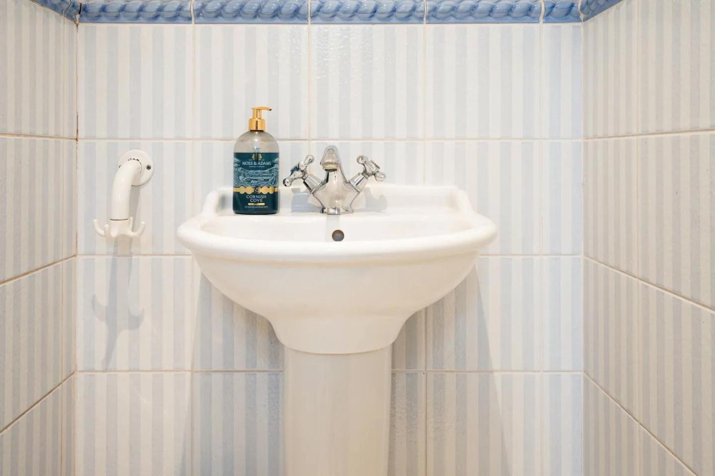 Vakantiehuis Spacious 4-bedroom Townhouse In The Center With Free Parking *