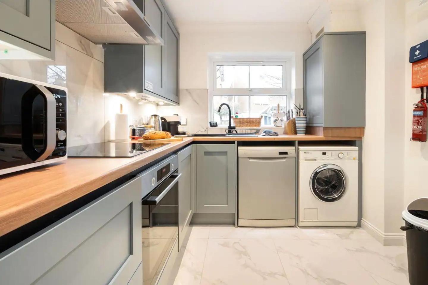 Vakantiehuis Spacious 4-bedroom Townhouse In The Center With Free Parking