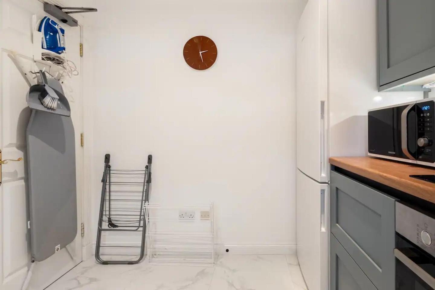 Vakantiehuis Spacious 4-bedroom Townhouse In The Center With Free Parking