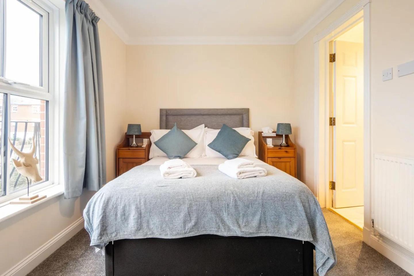 Spacious 4-bedroom Townhouse In The Center With Free Parking