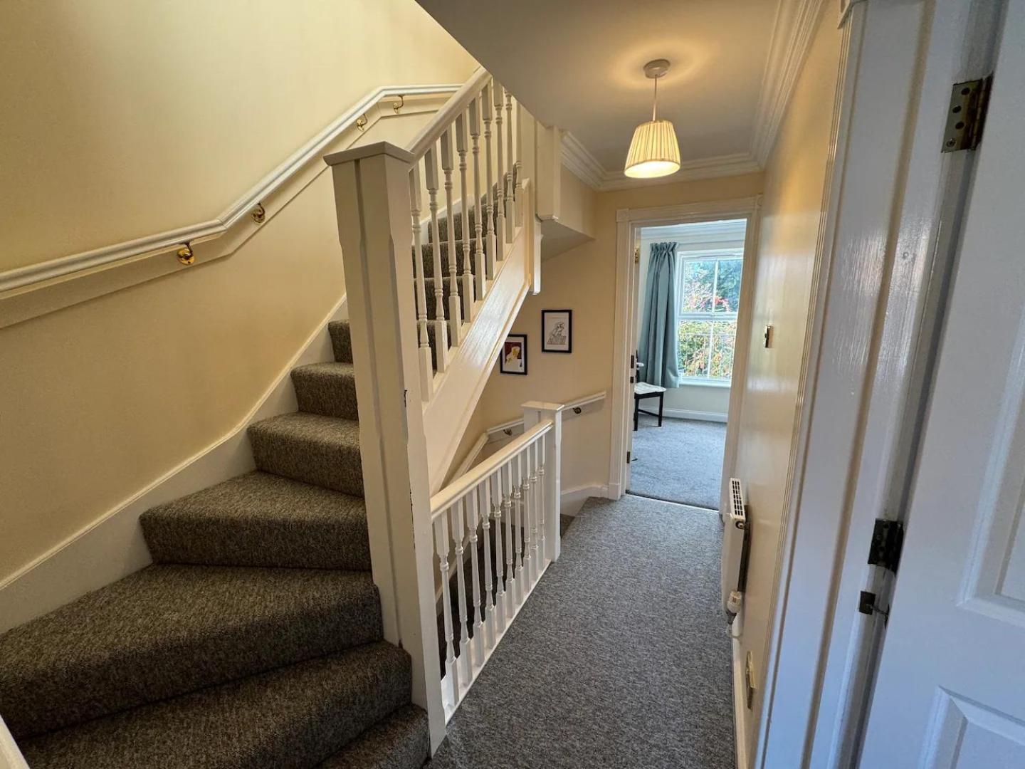 Vakantiehuis Spacious 4-bedroom Townhouse In The Center With Free Parking