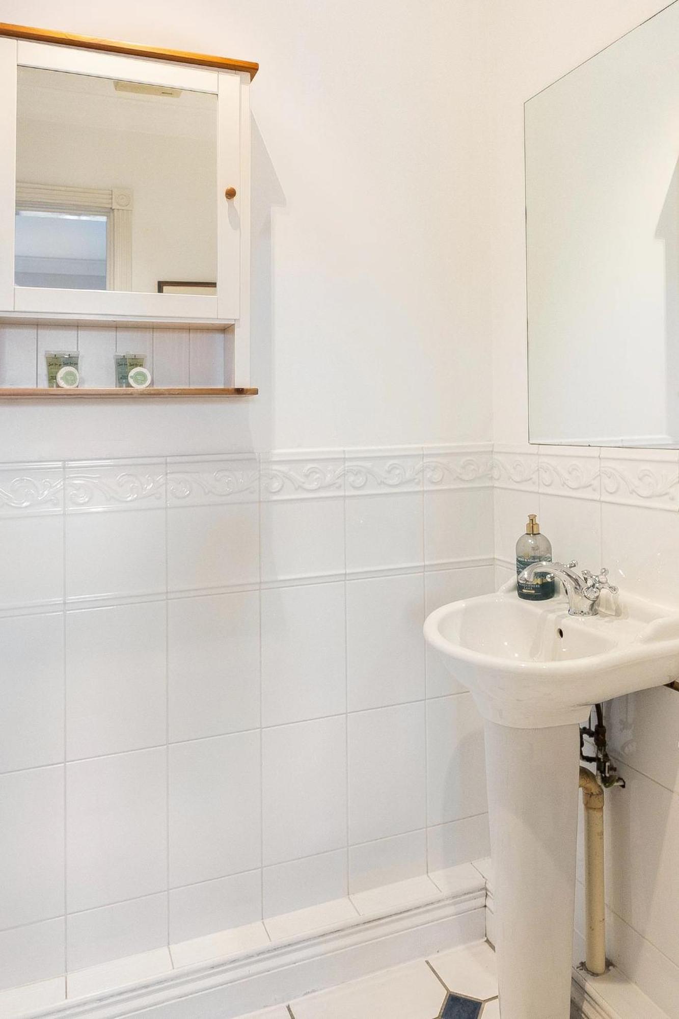 Spacious 4-bedroom Townhouse In The Center With Free Parking